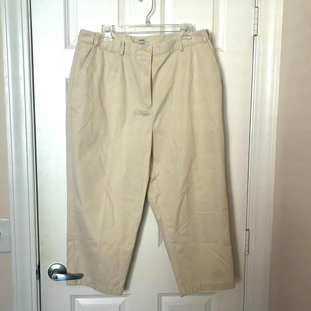 L.L. Bean Women’s 18 Khaki Capri with Pockets
